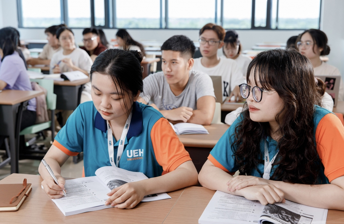 UEH thực hiện chương trình hỗ trợ người học (ảnh UEH)