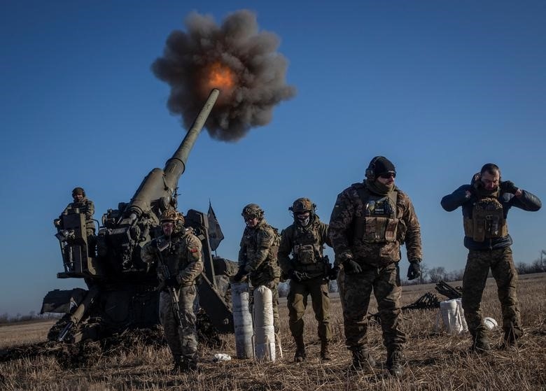 Binh sĩ Ukraine khai hỏa pháo tự hành trong một cuộc giao tranh với các lực lượng Nga. Ảnh: Reuters
