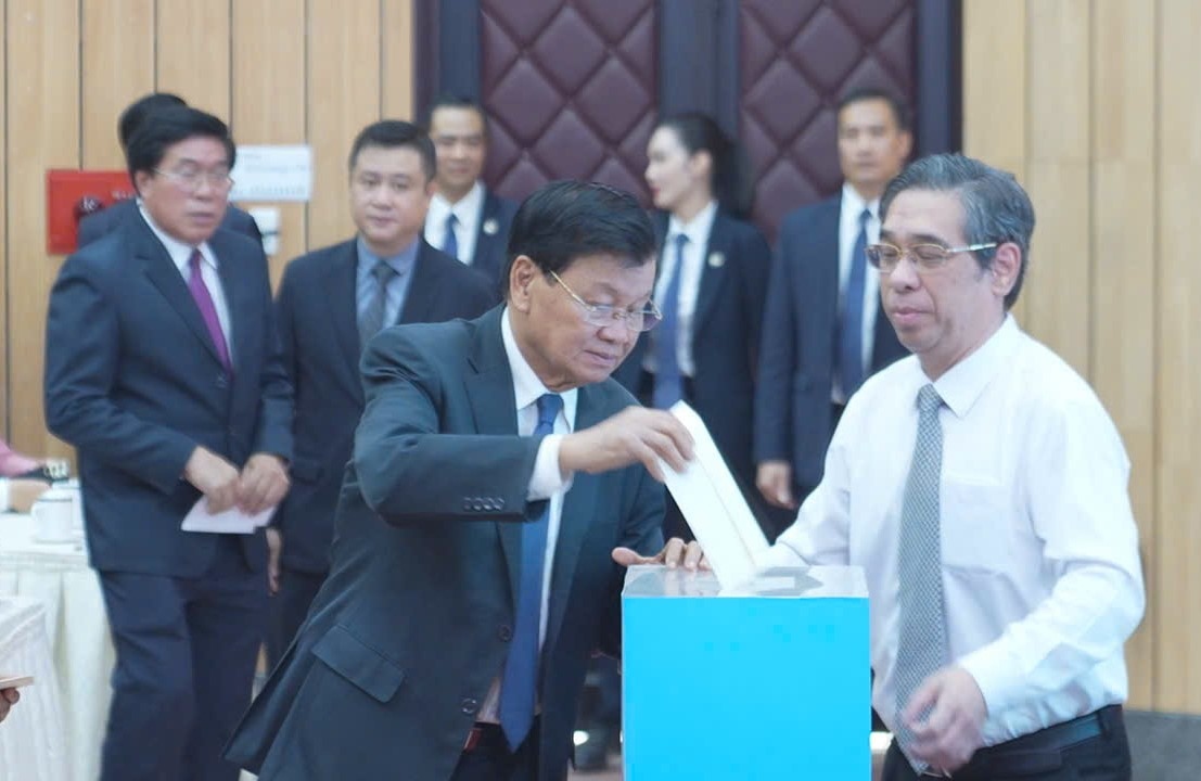 Tổng Bí thư, Chủ tịch nước Lào Thongloun Sisoulith quyên góp ủng hộ người dân Việt Nam khắc phục hậu quả bão số 3 (ảnh: Q.H)