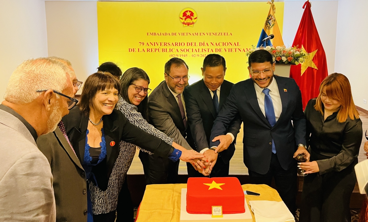 Đại sứ Vũ Trung Mỹ và các quan khách Venezuela cắt bánh mừng Quốc khánh Việt Nam