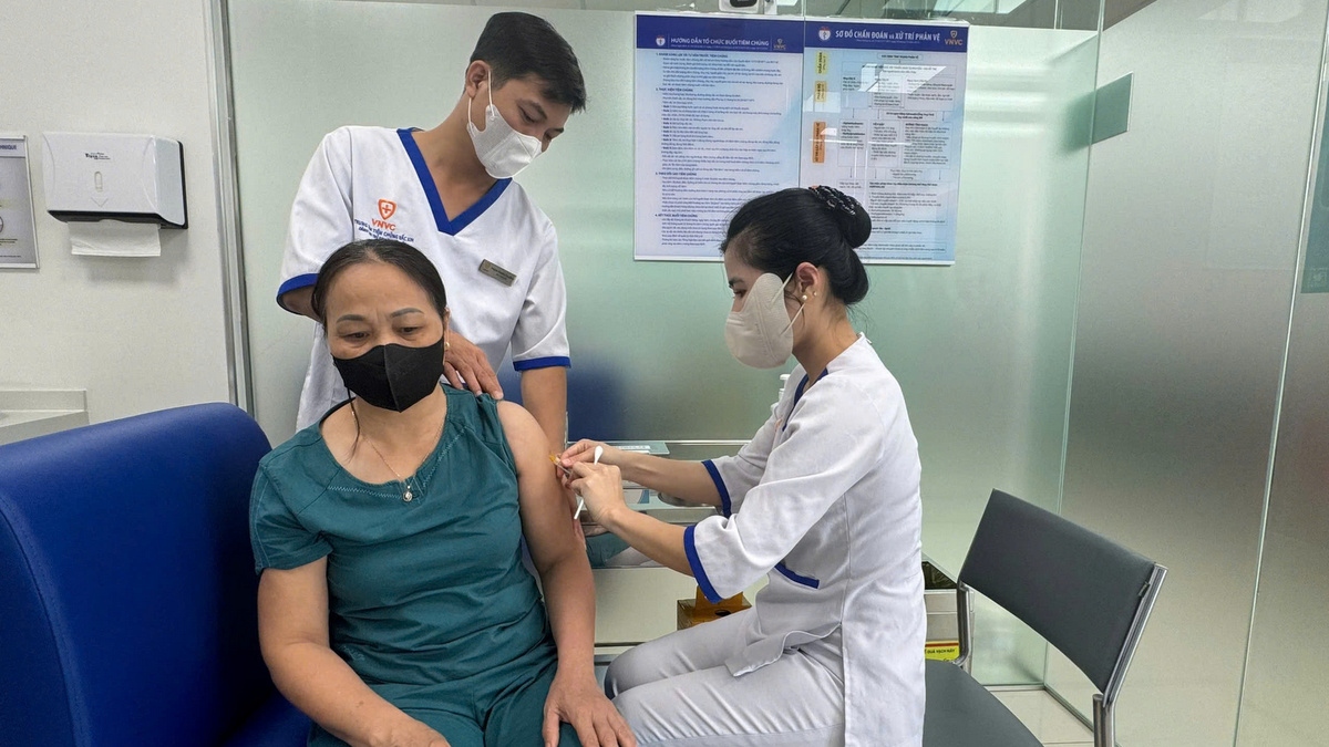 Các chuyên gia kỳ vọng, khi số người tiêm vaccine tăng lên, dịch bệnh sẽ được kiểm soát hiệu quả hơn (Ảnh P.L)