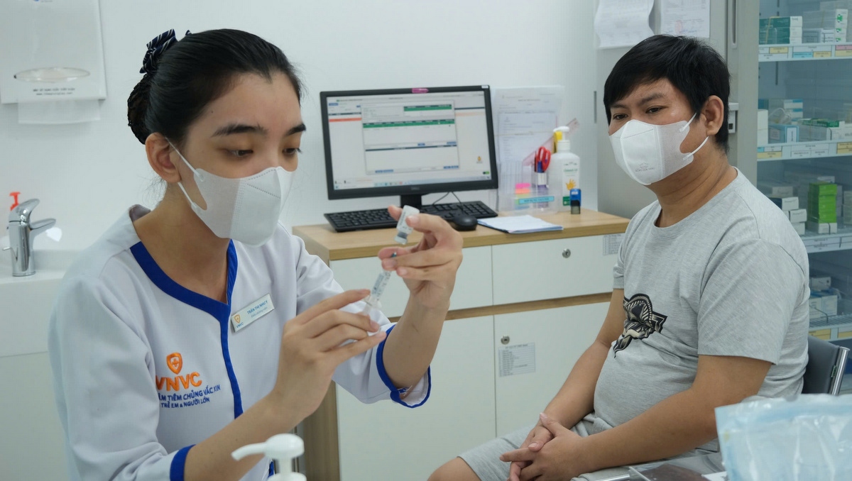 Có gần 15.000 liều vaccine sốt xuất huyết được tiêm và đặt chỗ (Ảnh P.L)