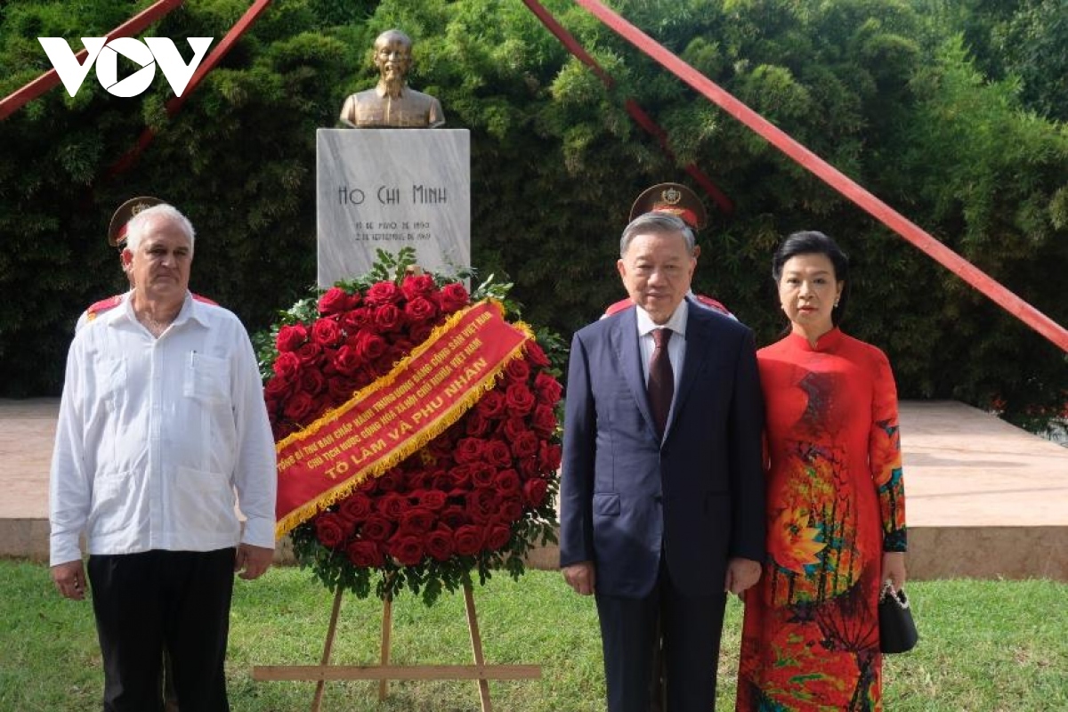 Tổng Bí thư, Chủ tịch nước Tô Lâm cùng Phu nhân và Đoàn đại biểu cấp cao đã đến đặt vòng hoa tại Tượng đài Chủ tịch Hồ Chí Minh trong khuôn công viên Hòa Bình ở Thủ đô Lahabana, một biểu tượng tình cảm hữu nghị đặc biệt giữa Việt Nam và Cuba