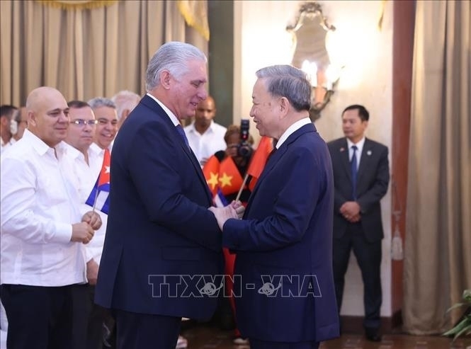 Tổng Bí thư, Chủ tịch nước Tô Lâm và Bí thư thứ nhất Đảng Cộng sản Cuba, Chủ tịch Cuba Miguel Diaz Canel Bermudez tại buổi gặp gỡ đại biểu hữu nghị nhân dân và thế hệ trẻ Cuba. Ảnh: TTXVN
