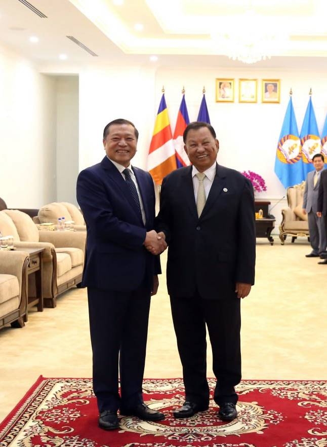 Phó Trưởng Ban Thường trực Ban Tuyên giáo Trung ương Lại Xuân Môn và ông Samdech Say Chhum, Phó Chủ tịch Đảng, Trưởng Ban Thường trực Ban Thường vụ Đảng Nhân dân Campuchia