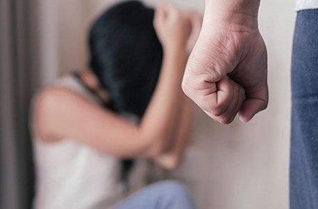 Bố có tính ghen tuông vô lối, đánh đập mẹ bất cứ lúc nào khi cơn ghen nổi lên (ảnh minh họa)