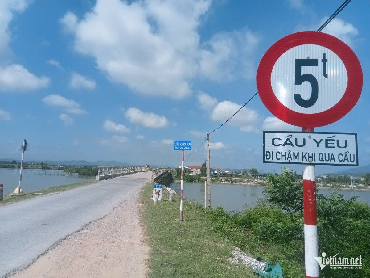 Cầu Sông Thai trên đường tỉnh 558B, huyện Quảng Trạch. Ảnh: Huy Hoàng