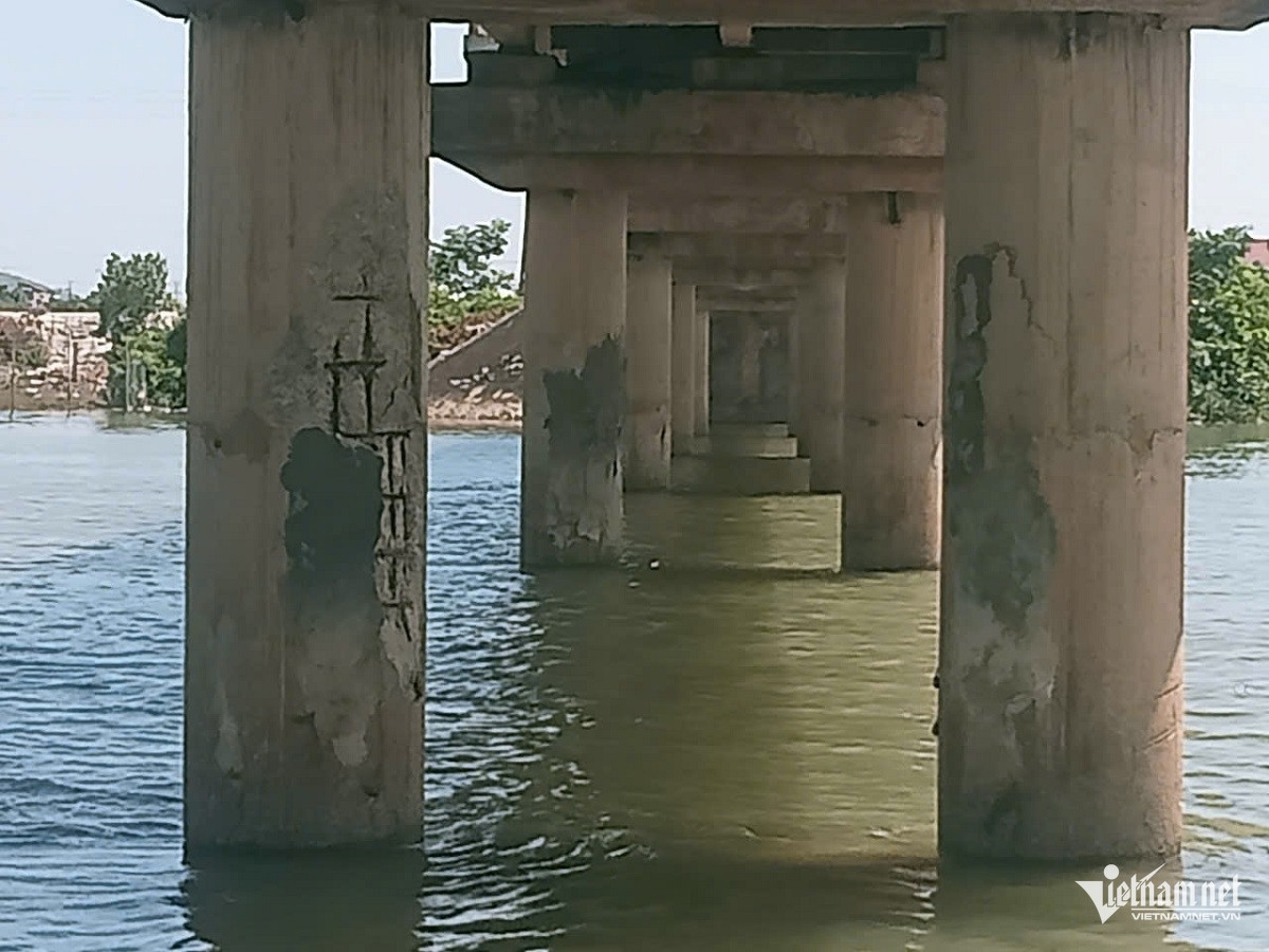 Trụ cầu sông Thai bị bong tróc lớp bê tông. Ảnh: Huy Hoàng