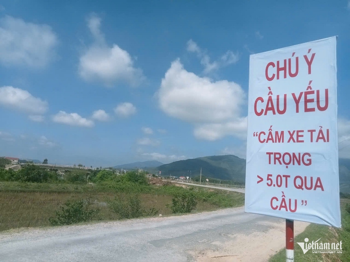 Cảnh báo người và phương tiện khi đi qua cầu. Ảnh: Huy Hoàng