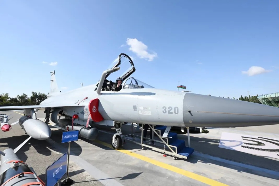 Tổng thống Azerbaijan Ilham Aliyev tham quan buồng lái của 1 chiếc JF-17 Block III. (Ảnh: Eurasiantimes)