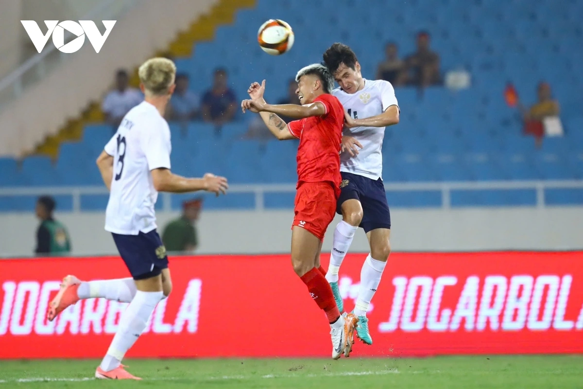 With their physical advantage, the Russian players (in white jersey) consistently gain the upper hand in aerial duels.