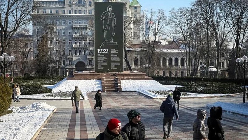 Người dân đi bộ trong công viên gần tượng đài nhà thơ Ukraine Taras Shevchenko ở trung tâm Kiev, Ukraine - Ảnh: Reuters