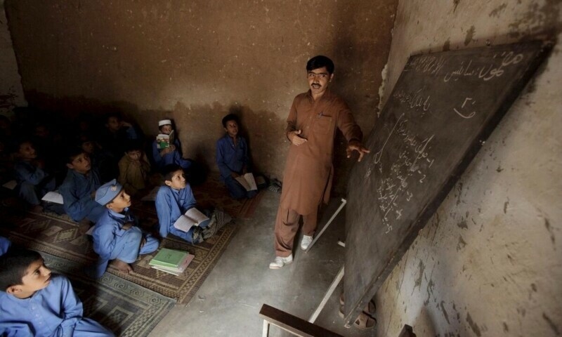 Một lớp học cho trẻ em nghèo tại một vùng quê ở Pakistan (Dawn)
