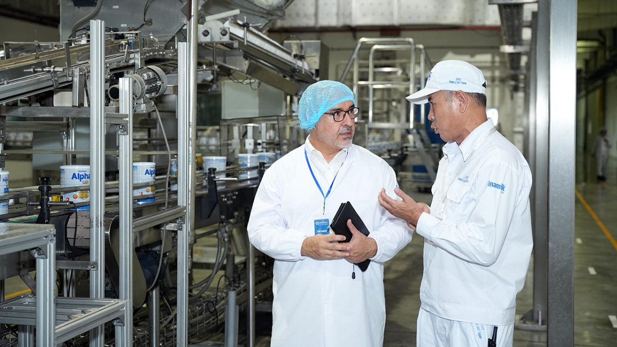 Các đối tác nhập khẩu ấn tượng khi trực tiếp tham quan Nhà máy sữa bột Việt Nam của Vinamilk