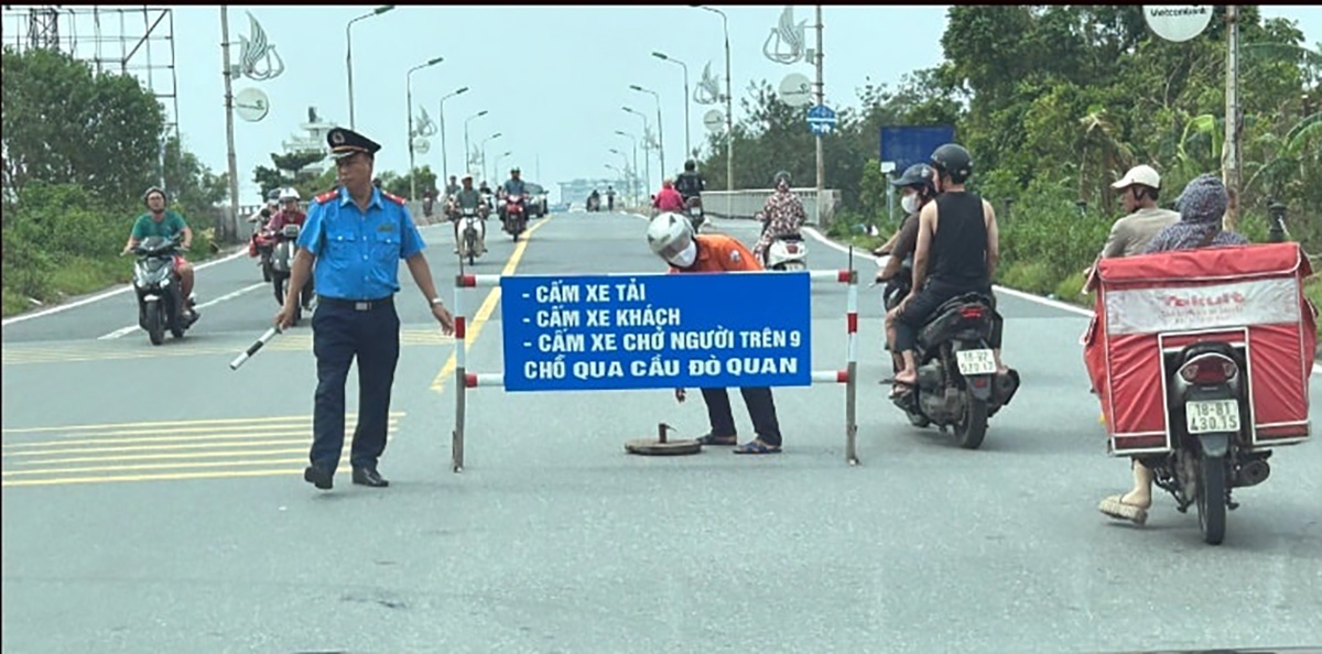 Lực lượng chức năng tiến hành cấm xe tải, xe khách chở người trên 9 chỗ qua cầu Đò Quan
 