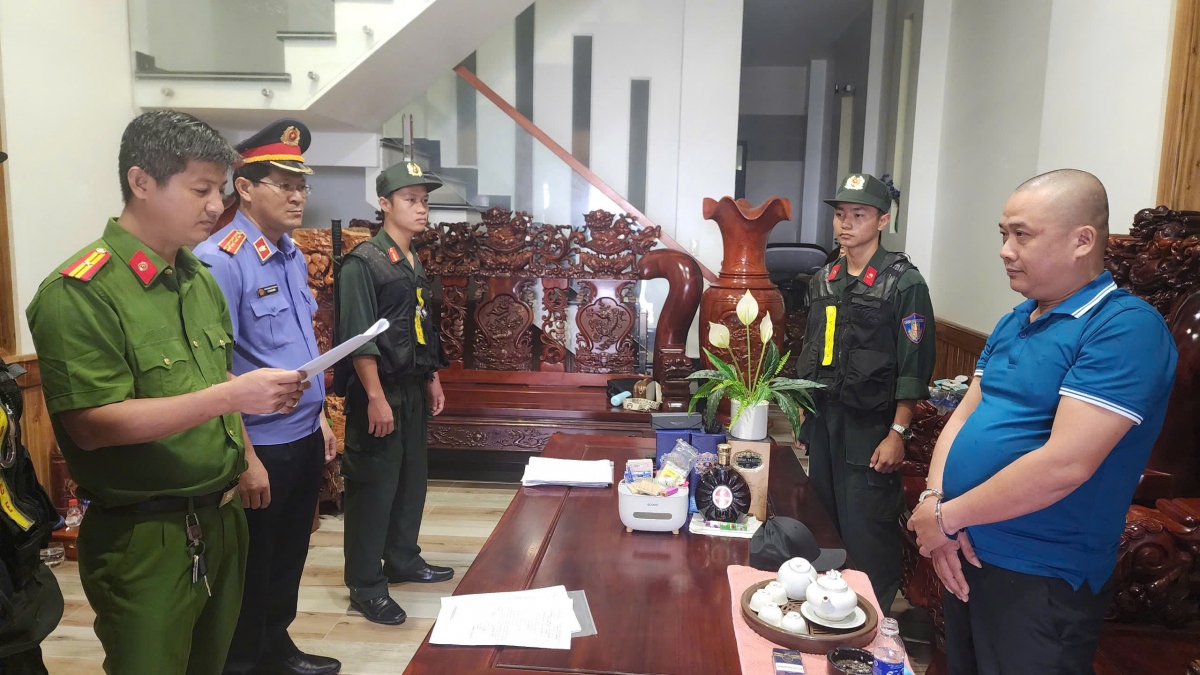 Cơ quan chức năng tống đạt quyết định khởi tố vụ án, khởi tố bị can và thực hiện lệnh bắt tạm giam 4 tháng đối với Nguyễn Văn Tửa