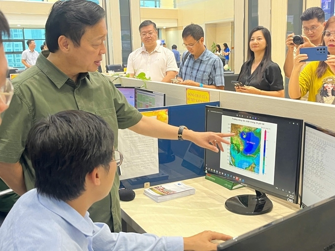 Phó Thủ tướng Trần Hồng Hà yêu cầu công tác dự báo bão phải cập nhật, thường xuyên, đi trước một bước