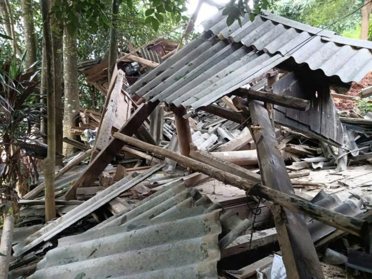 Sau bão lũ, nhà của những học sinh này đều bị đổ sập hoàn toàn