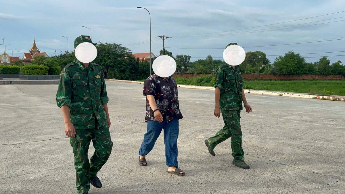 Cháu T.T.Đ được cán bộ đồn Biên phòng cửa khẩu Quốc tế Hà Tiên đón về đơn vị
