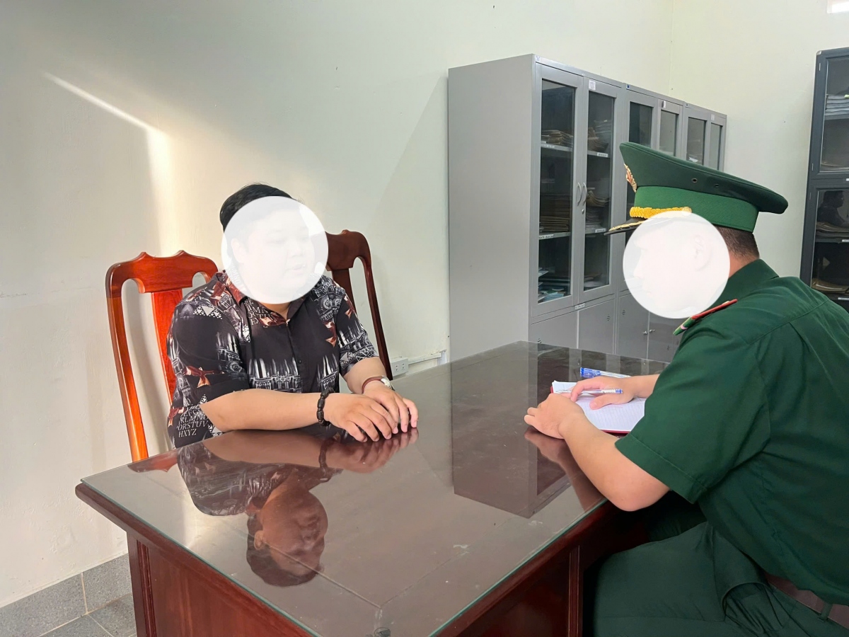 T.T.Đ được cán bộ đồn Biên phòng cửa khẩu Quốc tế Hà Tiên đón về đơn vị