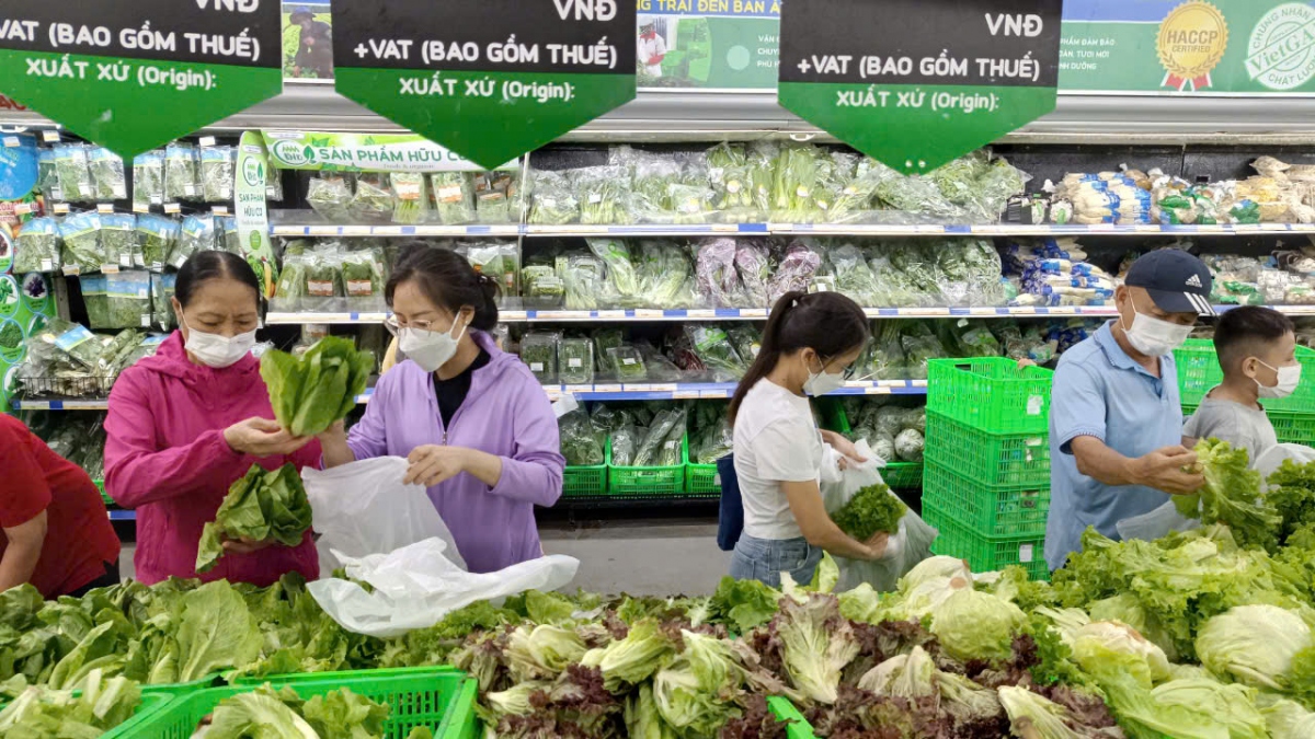 Trong bối cảnh giá cả leo thang việc hỗ trợ giảm thuế thu nhập cá nhân được đánh giá cần thiết để thúc đẩy tiêu dùng (Ảnh: Hoàng Minh)