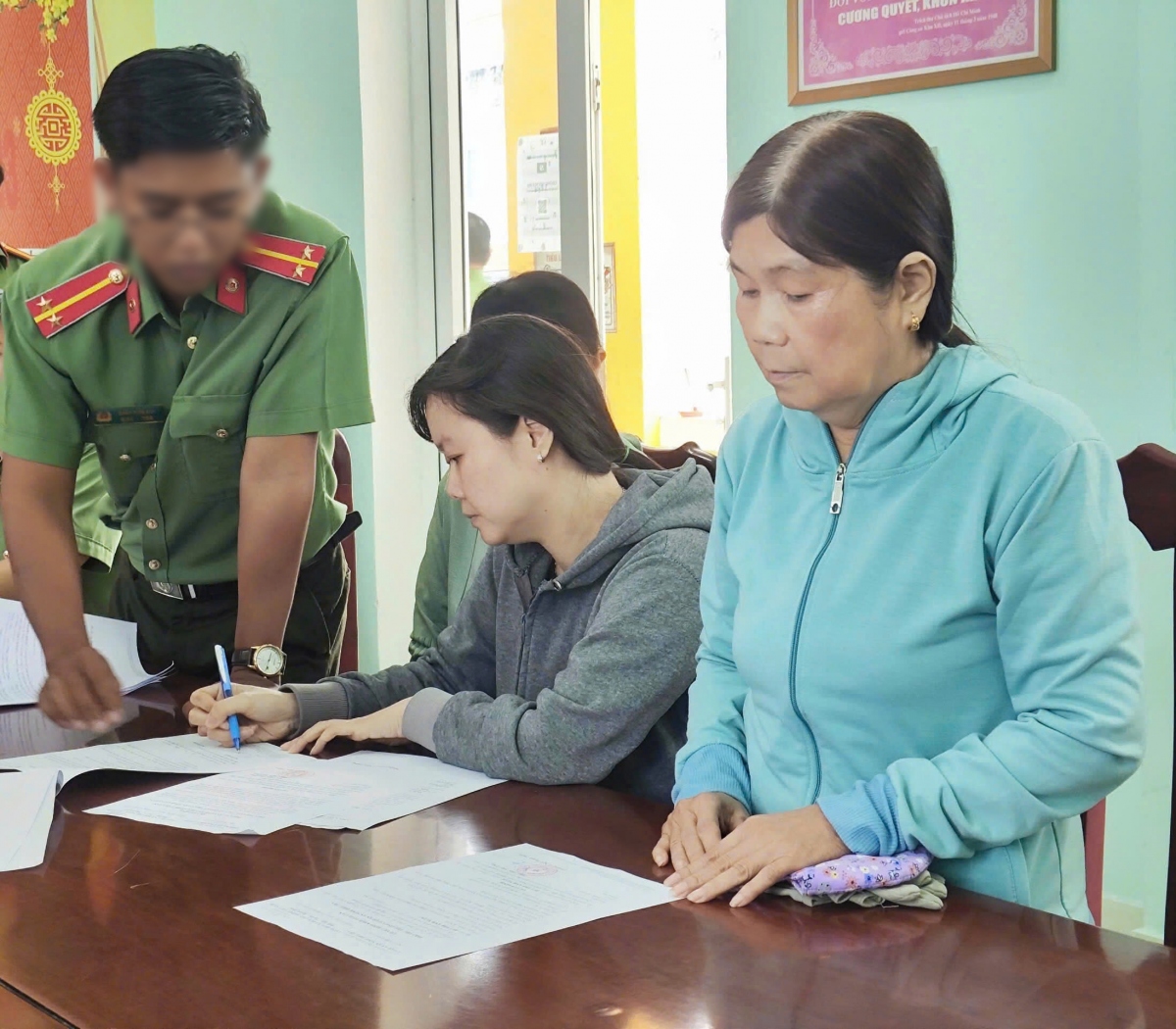 2 mẹ con Bùi Thị Ánh Ngọc và Trần Thị Hồng Duyên. (Ảnh: CACC)