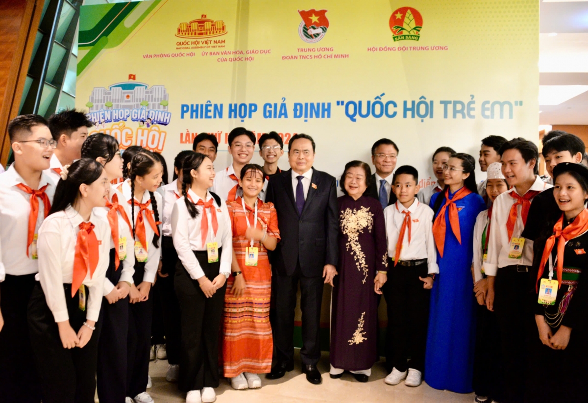Chủ tịch Quốc hội Trần Thanh Mẫn và các đại biểu chụp ảnh cùng các ĐBQH trẻ em