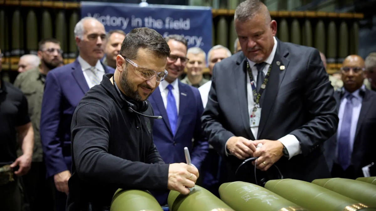 Tổng thống Ukraine Volodymyr Zelensky thăm nhà máy vũ khí ở Scranton, Pennsylvania, Mỹ ngày 22/9. Ảnh: Reuters