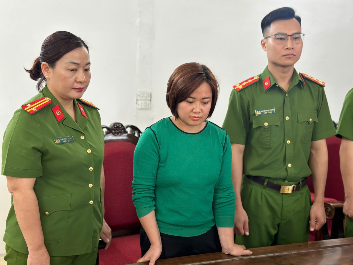 Đối tượng Nguyễn Thị Thùy Dương (áo xanh ở giữa)