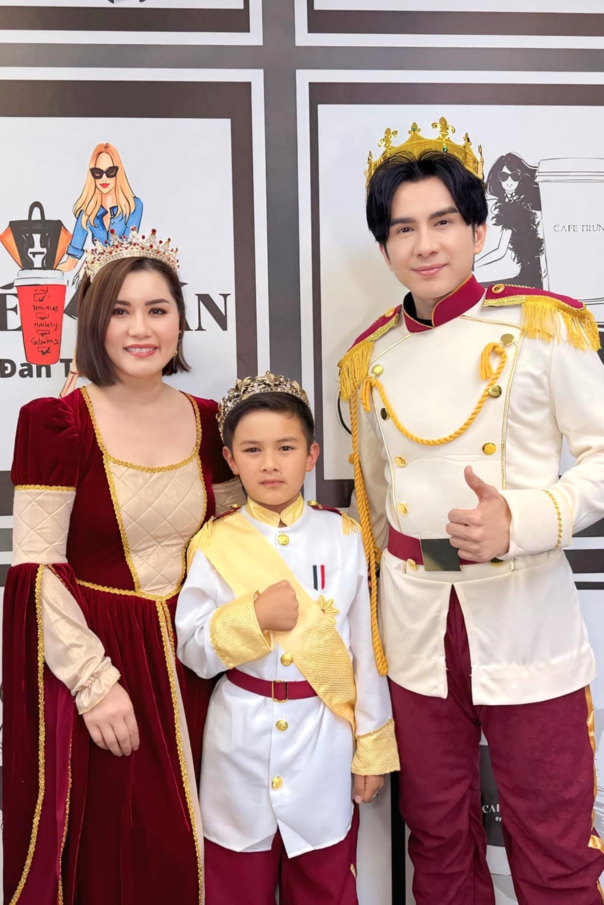 Đan Trường tái ngộ vợ cũ Thủy Tiên, tổ chức tiệc Halloween cho con trai Thiên Từ ở Mỹ. Họ hóa trang theo phong cách hoàng gia.