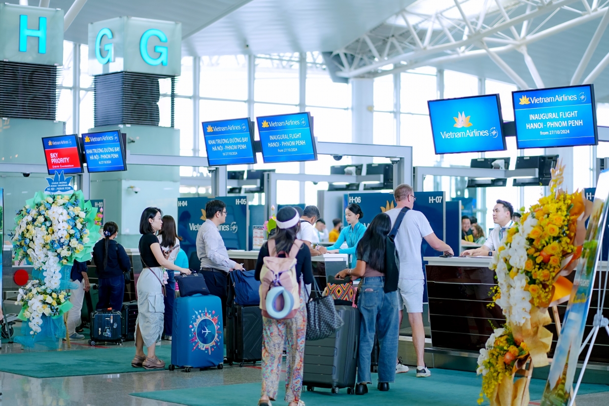 Hành khách làm thủ tục đường bay thẳng Hà Nội - Phnom Penh.