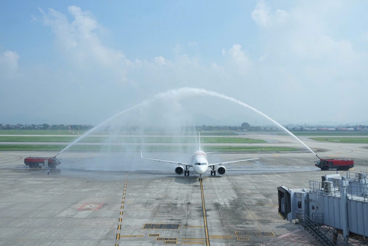 Chuyến bay từ thành phố Quý Dương, Trung Quốc được chào đón tại sân bay Nội Bài. Ảnh: Phi Long
