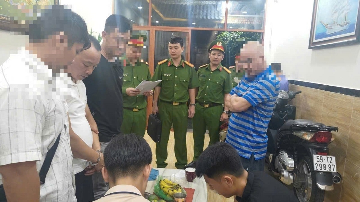 Lực lượng chức năng đang khám xét nơi ở của Hoàng Văn Thảo tại TP. HCM. Ảnh: CA