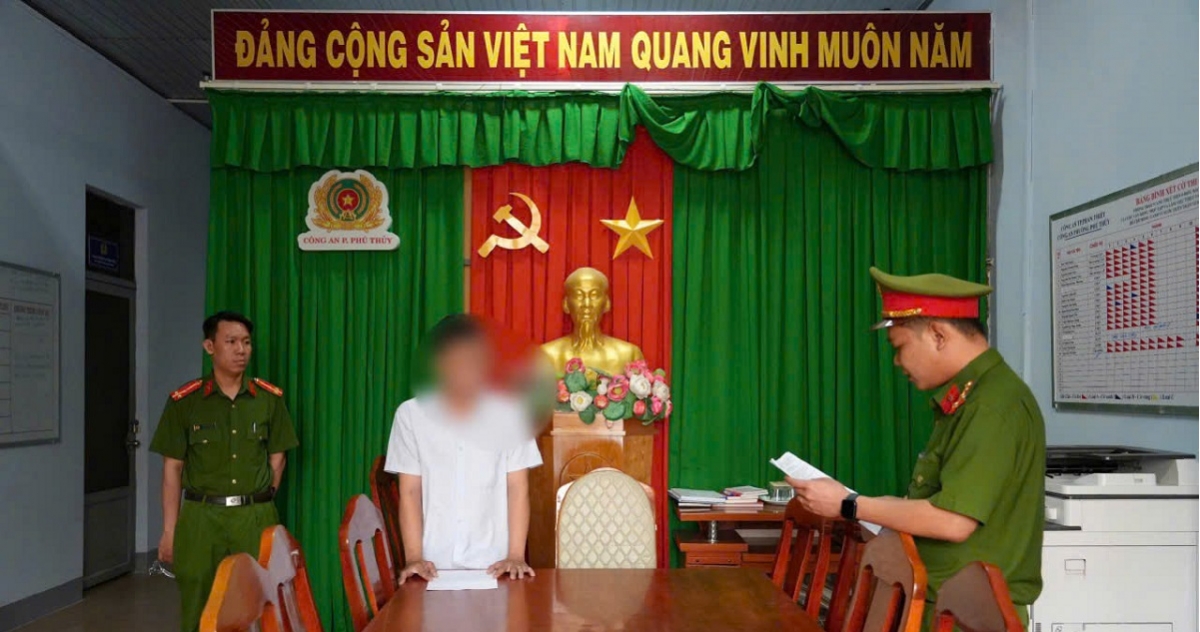 Cơ quan Cảnh sát điều tra đọc lệnh bắt tạm giam Phạm Thanh Tùng. (Ảnh: CABT)