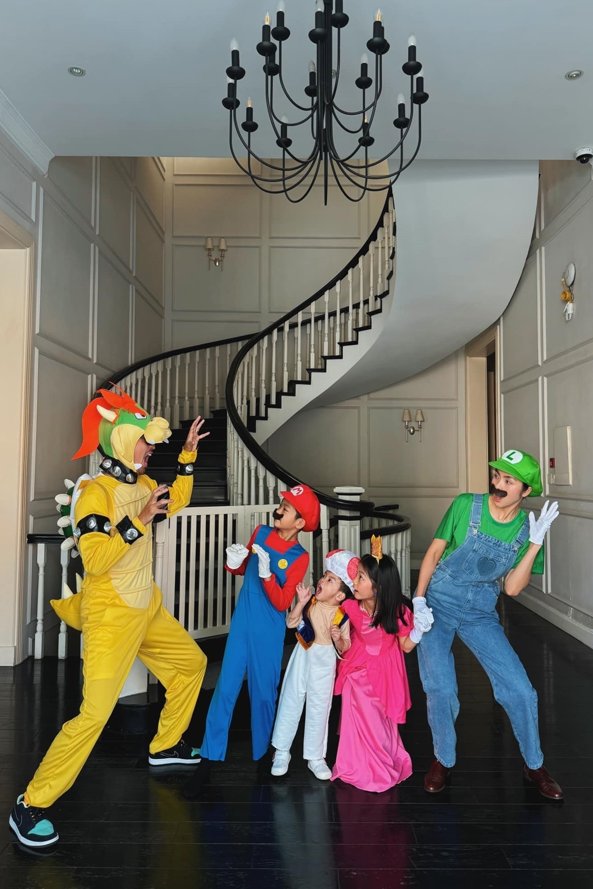 Trong đó, bé Richard cosplay Mario, bé Chloe là Công chúa Peach, bé út Mason được mẹ cho mặc trang phục của chú nấm dễ thương Toad. Chồng Tăng Thanh Hà vào vai phản diện Bowser - thủ lĩnh bộ tộc rùa, còn cô là Luigi, người anh em song sinh và cộng sự của Mario.