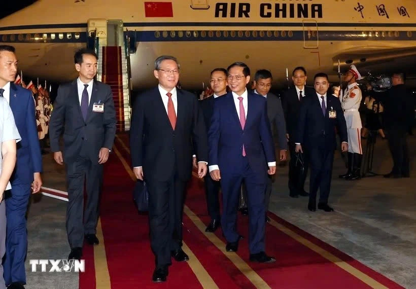 Chinese Premier Li Qiang arrives in Hanoi on October 12 evening, beginning his three-day official visit to Vietnam at the invitation of Prime Minister Pham Minh Chinh.