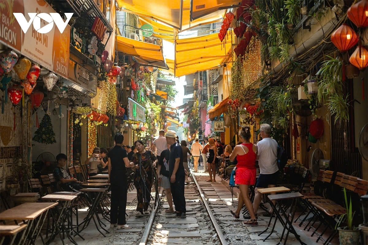 The train street connecting Tran Phu and Phung Hung streets in Hoan Kiem District remains crowded with tourists, mostly foreigners, following the June 17 incident, in which a foreign female tourist runs onto the railway tracks as a train approaches, sparking a renewed debate on social media about whether to shut down the train street with cafés staying along.