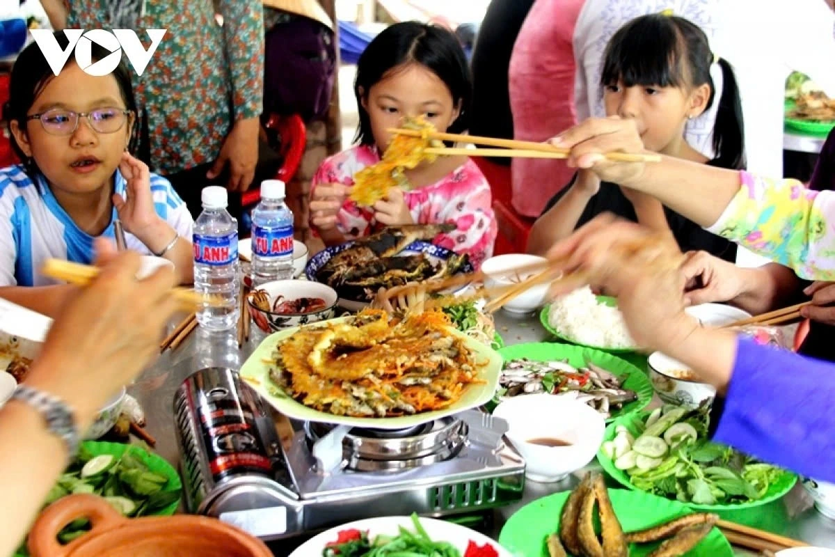 After the trip, visitors are treated to the delicious specialties of the Mekong Delta.