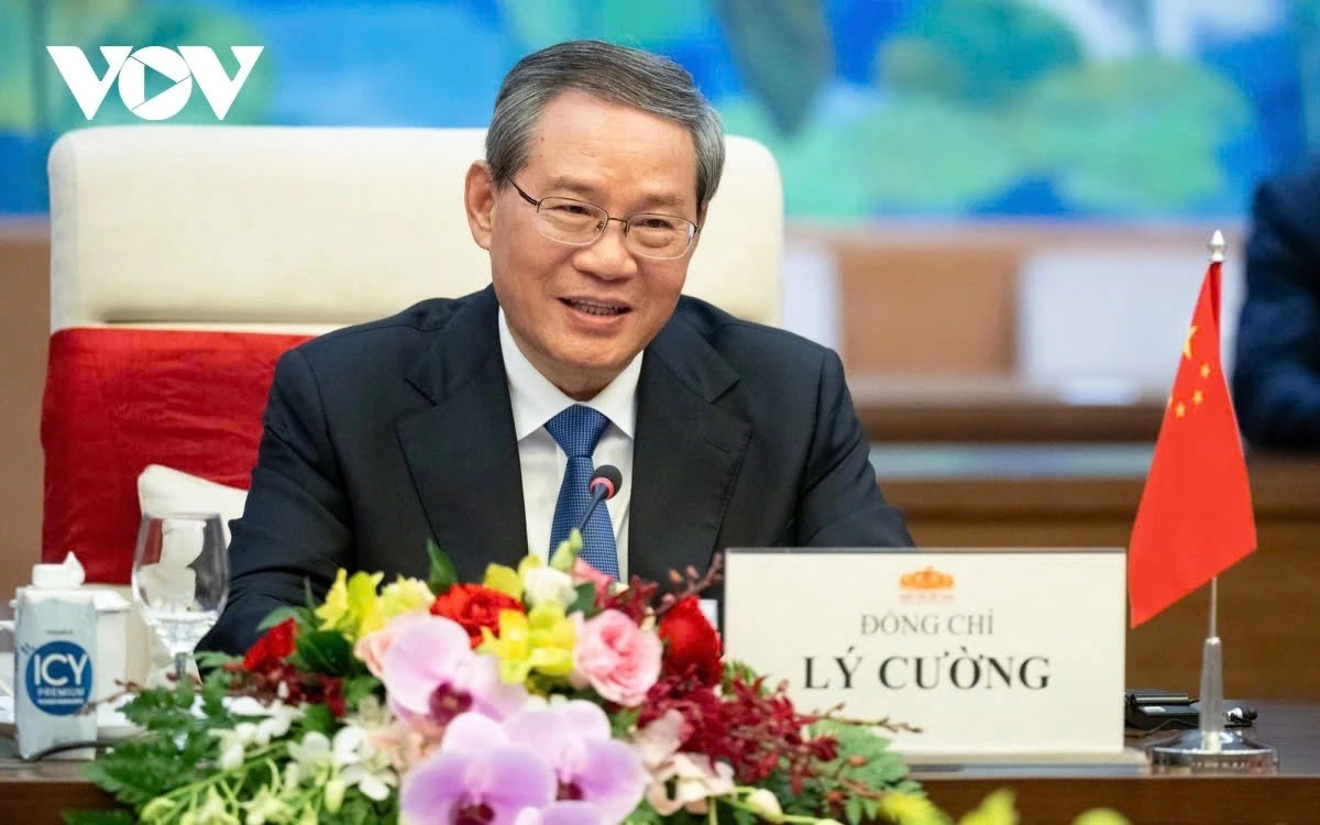 Li outlines three proposals to enhance exchanges and cooperation between the two sides in the near future, focusing on maintaining regular strategic exchanges, and effectively implementing the cooperation mechanism between the National People’s Congress of China and the National Assembly of Vietnam. He also emphasizes the importance of strengthening public support for bilateral relations by organizing activities for the Vietnam-China Cultural Exchange Year in 2025 and promoting education for the youth of both countries about the friendship between the Chinese and Vietnamese peoples.