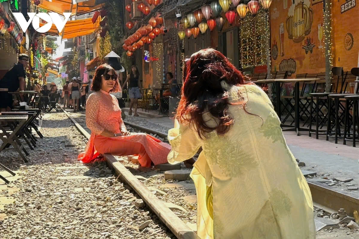 Many people crowd onto the rail tracks, or even form lines to take selfie photos from picturesque angles, creating a chaotic scene that poses serious safety risks. This disregard for safety regulations highlights the challenge of balancing the desire for unique experiences with the need for caution in potentially dangerous areas.
