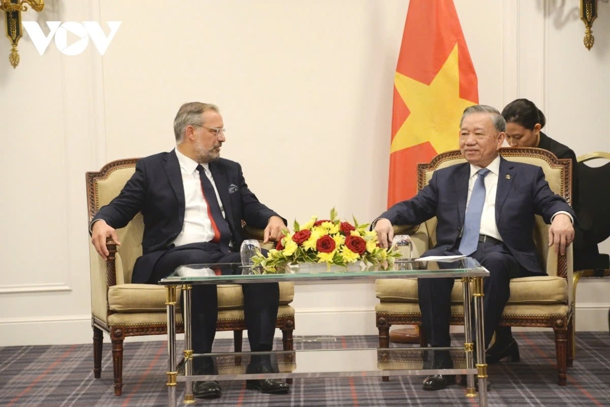 General Secretary and President To Lam met with Benoit De Saint-Exupery, Executive Vice President Sales of Airbus, along with leaders from Safran Group. To Lam congratulated Airbus on maintaining its position as the largest commercial aircraft manufacturer in the world for the fifth consecutive year, and noted that Airbus planes, with their high quality and modern technology, have been effectively utilized by state-owned corporations and private enterprises in Vietnam, helping to enhance the connectivity of the economy and contribute to domestic socio-economic development.