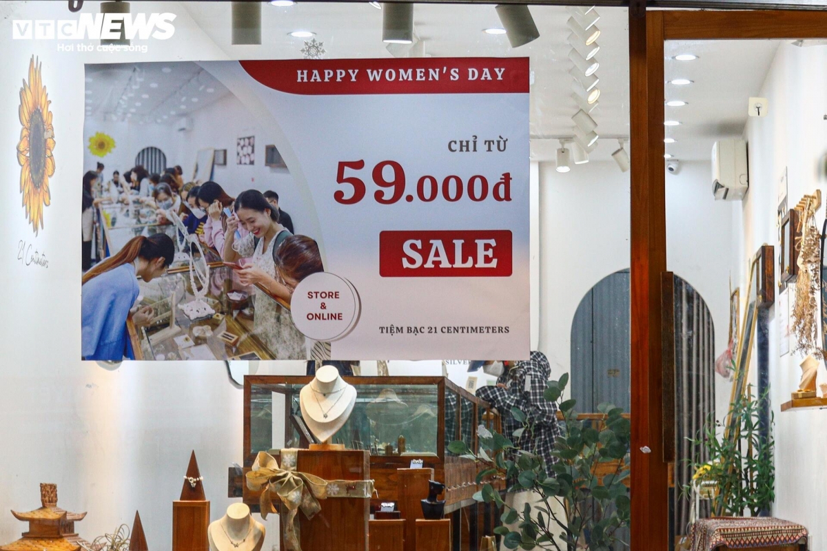 Tương tự, mặt hàng trang sức cũng được sale mạnh. Một cửa hàng trên đường Xuân Thủy (quận Cầu Giấy) gây ấn tượng với lời quảng cáo bán trang sức có giá từ 59.000 đồng.