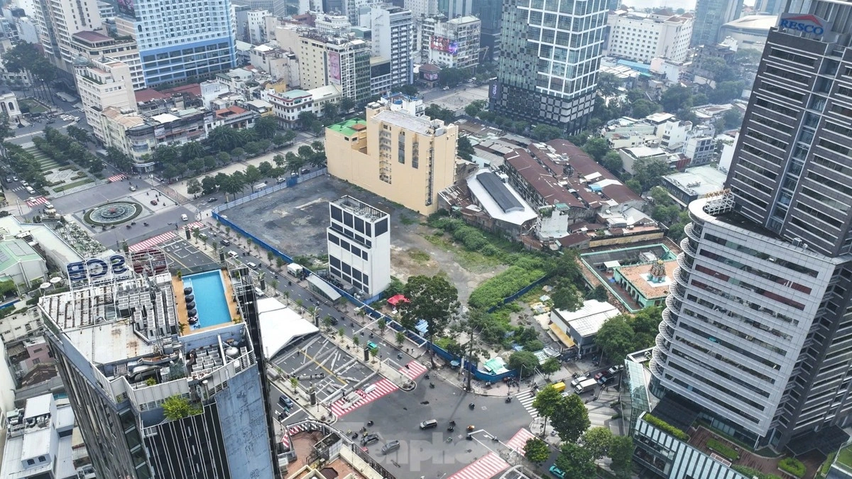 Tên khu đất gắn liền với trung tâm thương mại, nổi tiếng của TPHCM trước đây là Thương xá Tax. Năm 2016, tòa nhà 3 tầng này được tháo dỡ để phục vụ cho việc xây mới một trung tâm thương mại khác với tên gọi Satra Tax Plaza cao 40 tầng, có thêm dịch vụ giải trí, văn phòng, khách sạn. Tuy nhiên, từ đó đến nay, dự án chưa có tiến triển thêm, chỉ dừng lại là bãi đất trống.
