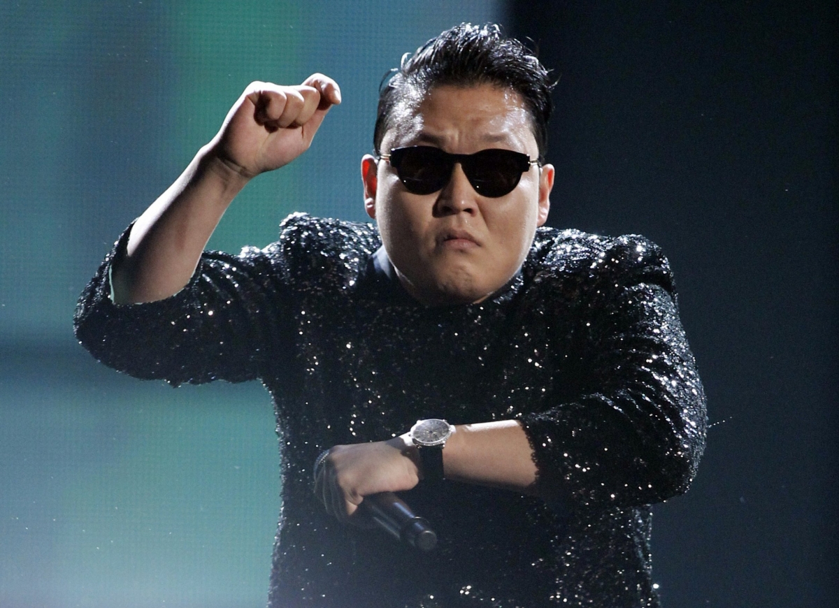 PSY sang Việt Nam hát chung sân khấu cùng Hieuthuhai, Karik, Mono