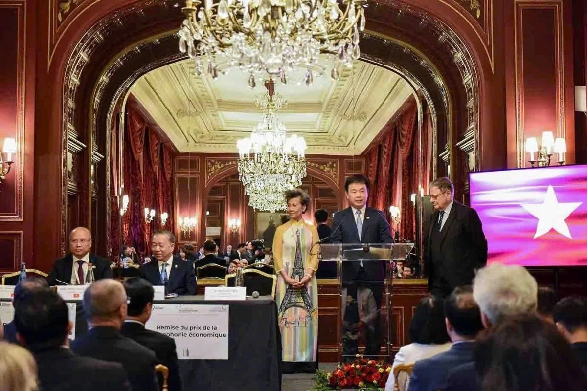 On October 5 afternoon, General Secretary and President To Lam attends the award ceremony of the Francophone Economic Forum, which honours Vietnam’s FPT Corporation and Madagascar’s Made For A Woman company.