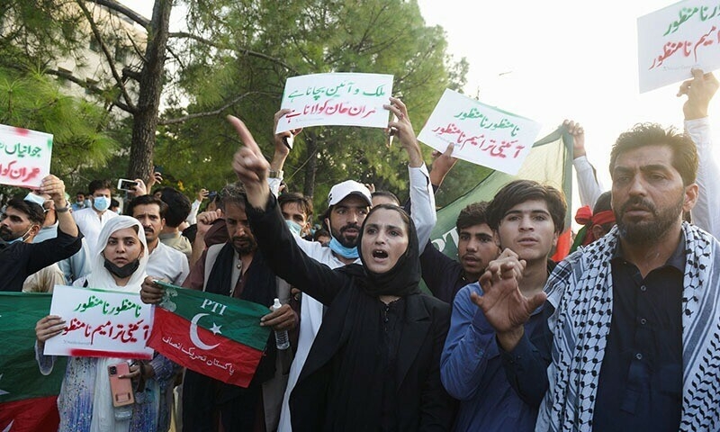 Người biểu tình ủng hộ đảng PTI tại thủ đô Islamabad, Pakistan hôm 4/10. (Ảnh: Dawn)