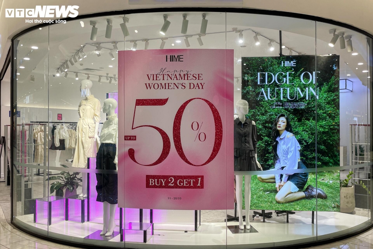 Tại trung tâm thương mại Aeon Mall Hà Đông (Hà Nội), các cửa hàng thời trang, mỹ phẩm, trang sức cũng đang đua nhau hút khách, giành thị phần trong dịp này.