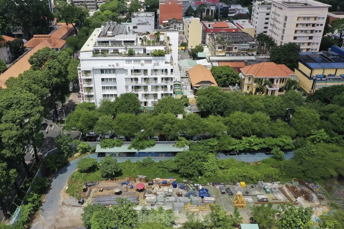 Tọa lạc ở vị trí đắc địa với 4 mặt tiền đường, dự án Nhà thi đấu Phan Đình Phùng (quận 3) được đầu tư gần 2.000 tỷ đồng bị bỏ hoang 10 năm qua.