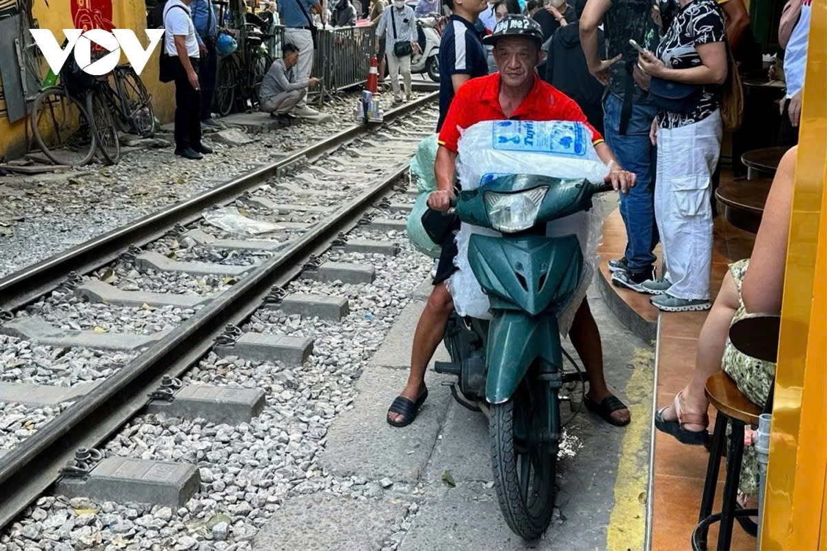 In 2023, Hanoi Railway of Vietnam Railways Corporation (VNR) sent a formal request to local authorities, urging the immediate removal of coffee shops along the railway to ensure traffic safety. Despite repeated efforts by authorities to enforce these regulations, the coffee business continues to thrive, reflecting the challenges of balancing safety with the popular demand for this unique experience.