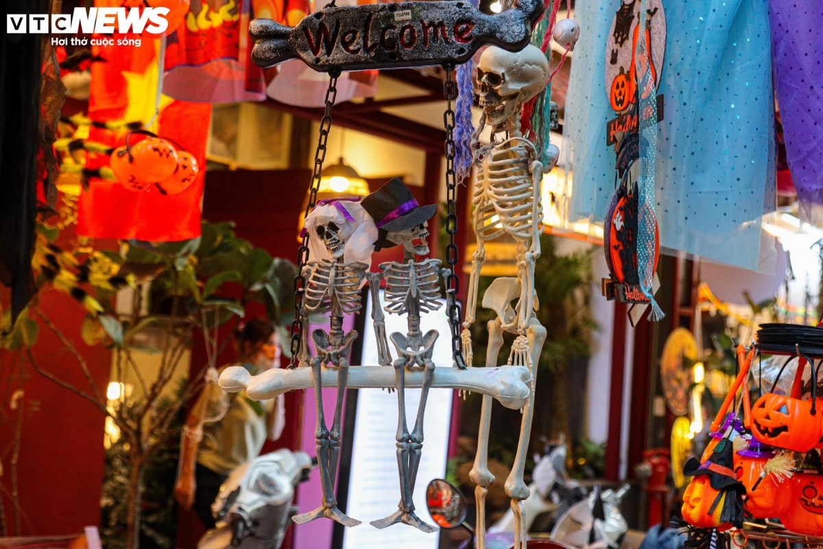 Đủ món hàng liên quan đến Halloween được bày bán trên phố Hàng Mã